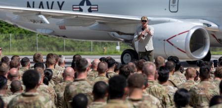 El secretario de Guerra de EE.UU., Pete Hegseth, habla con soldados en la base militar de Muñiz, en Puerto Rico, el 8 de septiembre.