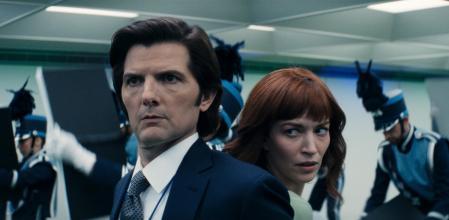 Adam Scott no se pudo llevar el Emmy pero Britt Lower sí por 'Severance'.