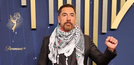 Javier Bardem portando una kufiya palestina en la alfombra roja de la 77.ª edición de los Premios Emmy de Televisión en Los Ángeles 