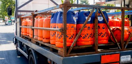 Camión cargado con varias bombonas de butano.