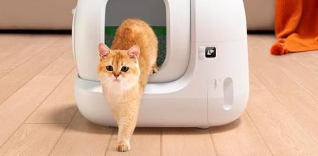 Gato saliendo del arenero autolimpiable.