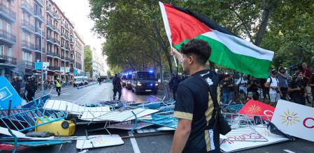 Un joven con una bandera de Palestina en Atocha, el día de la etapa 21 de la Vuelta Ciclista a España, a 14 de septiembre de 2025, en Madrid (España). La Vuelta Ciclista a España pone hoy en Madrid el punto y final a una 90 edición de la ronda española marcada por las protestas en apoyo del pueblo palestino. La etapa final ha comenzando en la localidad de Alalpardo y finaliza en Cibeles con un recorrido de 106 kilómetros.