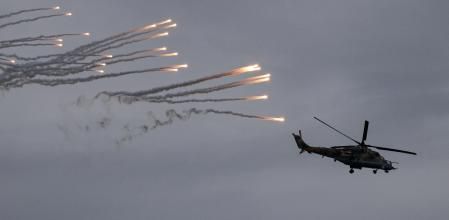 Un helicóptero del ejército de Bielorrusia durante unos ejercicios militares conjuntos con Rusia en la ciudad bielorrusa de Barysau, hoy