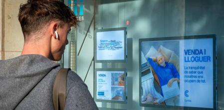 Foto ANDREA MARTÍNEZ PASTOR 24/10/2024. La acción principal de estos negocios es la intermediación en la compra, venta y arrendamiento de un inmueble. Entre ellos están las casas, apartamentos, locales, pisos, terrenos, garajes y edificios. La vivienda es una edificación cuya principal función es ofrecer refugio y habitación a las personas. Gente joven mirando inmobiliarias.