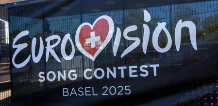 Un logo del festival de Eurovisión colgado en el estadio St. Jakobshalle en Basilea, donde se celebró la última edición del certamen
