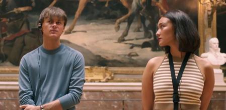 Christopher Briney y Lola Tung.