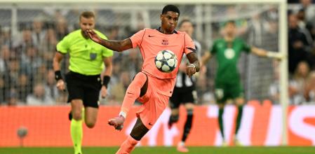 Barcelona's English forward #14 Marcus Rashford controls the ball during the UEFA Champions League first round football match between Newcastle United FC and FC Barcelona at St James' Park in London, on September 18, 2025. (Photo by Oli SCARFF / AFP)