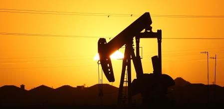 Una bomba de extracción se encuentra al amanecer en las afueras del yacimiento petrolífero de la Cuenca Pérmica, en la ciudad petrolera de Midland, en Texas