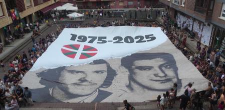 Cartel con los rostros de Txiki y Otaegi