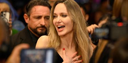 De Los Angeles Jolie somriu a la seva arribada al Kursaal abans de la roda de prensa&nbsp;