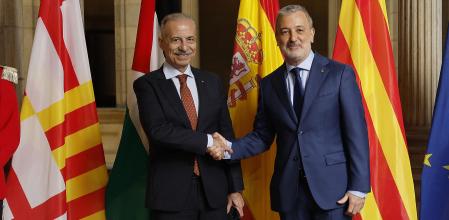 Jaume Collboni estrecha la mano del embajador de Palestina en España, Husni Abdel Wahed, este lunes, en el Ayuntamiento&nbsp;