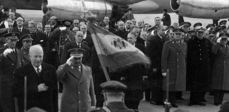 Llegada a Barajas del presidente estadounidense Dwight D. Eisenhower, donde es recibido al pie del avión por Franco