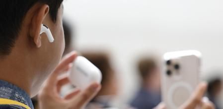 Un usuario prueba los AirPods Pro 3, con una función de traducción simultánea que no puede utilizarse en Europa por las restricciones de la DMA