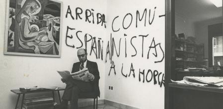 Llorenç Gomis en la redacción de ‘El Ciervo’ en 1973, tras el ataque de un grupo de ideología nazi, el V Comando Adolf Hitler
