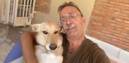 El actor con uno de sus compañeros, Bimbo.