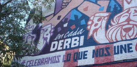 Mural de fraternidad entre el Atlético y el Real Madrid en el barrio de Carabanchel.