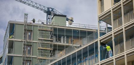 CONSTRUCCIÓN DE 238 VIVENDAS PUBLICAS EN PLAÇA GLORIES. Barcelona ha anunciado este jueves el inicio de su mayor promoción de vivienda pública. Se erigirá en el solar de la Illa Glòries, delimitado por la Gran Via, la plaza de las Glòries y la calle de los Encants Vells, y sumará 238 viviendas repartidas en cuatro bloques que tendrán un mismo fin con dos formatos distintos. Del total, 125 viviendas se destinarán al alquiler asequible con un precio previsto que está en un punto medio entre la vivienda social y la de mercado.