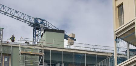 CONSTRUCCIÓN DE 238 VIVENDAS PUBLICAS EN PLAÇA GLORIES. Barcelona ha anunciado este jueves el inicio de su mayor promoción de vivienda pública. Se erigirá en el solar de la Illa Glòries, delimitado por la Gran Via, la plaza de las Glòries y la calle de los Encants Vells, y sumará 238 viviendas repartidas en cuatro bloques que tendrán un mismo fin con dos formatos distintos. Del total, 125 viviendas se destinarán al alquiler asequible con un precio previsto que está en un punto medio entre la vivienda social y la de mercado.