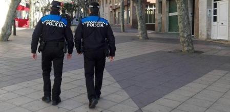 Dos agentes de la policía local de Premià de Mar, de patrulla .