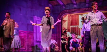 Una de las escenas de 'L’amor venia amb taxi', el musical de La Cubana que se estrena en el Romea 