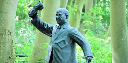 Escultura que recuerda el episodio con un Jrushchov enfurecido zapato en ristre en un parque forestal entre las ciudades alemanas de Rostock y Wismar