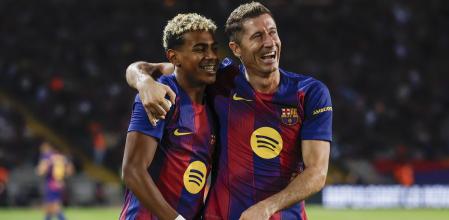 BARCELONA, 28/09/2025.- Los jugadores del FC Barcelona, el polaco Robert Lewandowski (d) y Lamine Yamal, celebran el segundo gol del equipo blaugrana durante el encuentro correspondiente a la séptima jornada de Liga EA Sports que FC Barcelona y Real Sociedad disputan este domingo en el estadio de Montjuic, en Barcelona. EFE/Alberto Estévez.