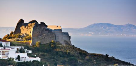 El castillo de la Trinitat, frente al Mediterráneo, domina la bahía de Roses