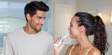 Pareja cepillándose los dientes