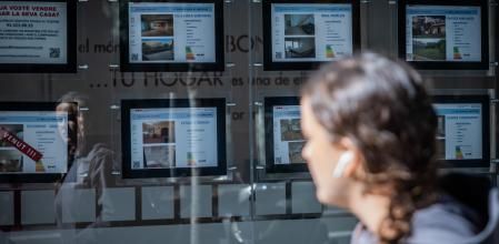 Carteles de viviendas en una inmobiliaria de Barcelona