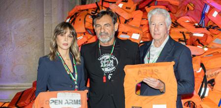 Alejandra y Richard Gere arropan a Óscar Camps ante un simbólico muro de salvavidas: llevamos 35.000 muertos en el mar en los últimos diez años.&nbsp;