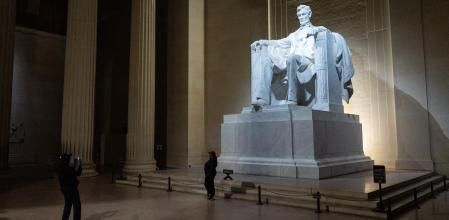 Turistas en el Memorial Lincoln de Washington DC ayer, pocas horas antes del cierre del Gobierno federal