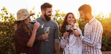 Amigos disfrutando de una cata de vinos.&nbsp;