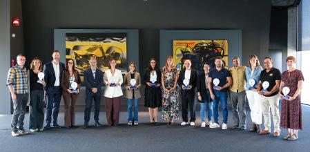 Foto grupal de los 10 galardonados en la 6ª edición de los Premios BBVA a los Mejores Productores Sostenibles, acompañados por el chef Joan Roca y María Eugenia López, responsable de Negocios Especializados Pymes de BBVA en España