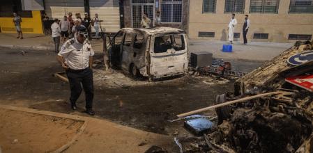 Un vehículo calcinándose durante las protestas lideradas por jóvenes que exigen reformas sanitarias y educativas en Salé, Marruecos.&nbsp;