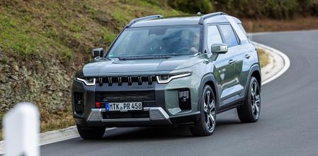 Ofrece un sobresaliente confort durante la conducción gracias al óptimo aislamiento del habitáculo y la incorporación de amortiguadores más eficaces 