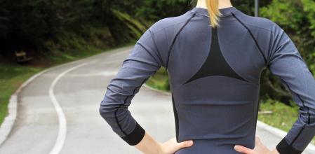 Una mujer con una camiseta térmica de manga larga
