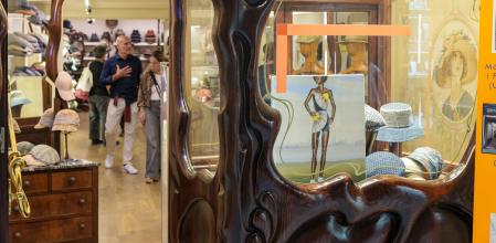 Gino Robert expone en una tienda de sombreros de la calle Petritxol