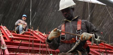 LLORET DE MAR 27/11/09 CONSTRUCCION CONSTRUCCIO OBRA OPERARIOS PALETA PALETAS VISITA DE OBRAS AL CASINO DE LLORET HOTEL GUITARD MONTERREY OBRES CONSTRUCCION CONSTRUCCIO