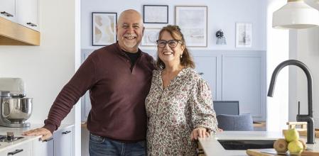 Antoni Pérez y Eva Lloveras, propietarios de la casa reformada en Premià de Mar