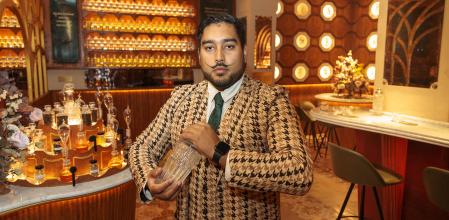 El barman Cesar Montilla en la sala de la nueva Stravinsky Perfumerie