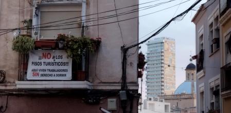 Un cartel contra la proliferación de los pisos turísticos en el Casco Antiguo de Alicante