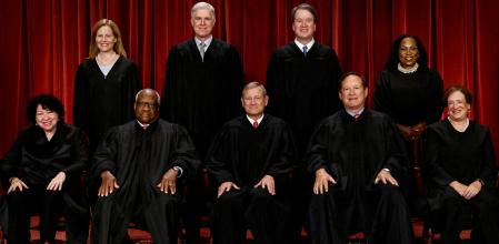 Los nueve jueces del Tribunal Supremo, con una mayoría de 6 conservadores frente a 3 progresistas, posan para su retrato grupal.