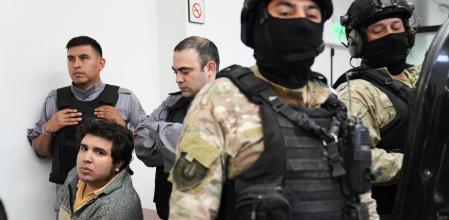 Fernando Sabag Montiel, custodiado por policías, durante la lectura del fallo este miércoles en los tribunales de Buenos Aires