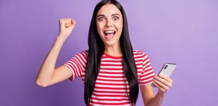 Una mujer celebrando las promociones más destacadas del día