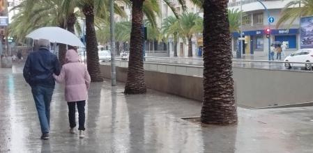 La habitualmente bulliciosa Avenida de la Estación de Alicante, casi vacía bajo la lluvia a las 15 horas del 9 de octubre, festivo en la Comunidad y en plena tormenta.