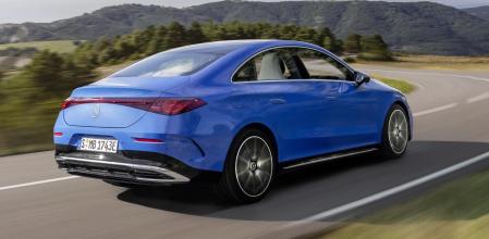 La arquitectura eléctrica de 800 voltios permite en el CLA250+, en un cargador de corriente continua de 320 kW, recargar hasta 325 km de autonomía en diez minutos.&nbsp;