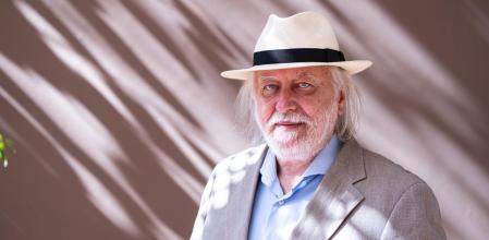 Entrevista László Krasznahorkai es un novelista y guionista húngaro conocido por sus novelas críticamente difíciles y exigentes, a menudo etiquetadas como posmodernas, con temas distópicos y melancólicos. Fotos: