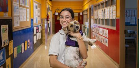 Olivia con su perrita, Lucy, en los pasillos del colegio Pare Manyanet de Barcelona&nbsp;