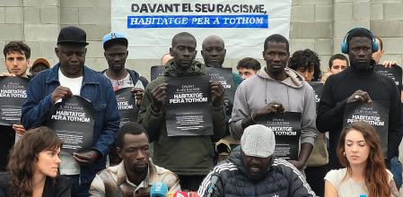 Rueda de premsa del colectivo de ocupas del B9 en Badalona .