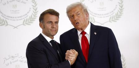 El presidente francés, Emmanuel Macron, y el presidente Donald Trump se dan la mano&nbsp;